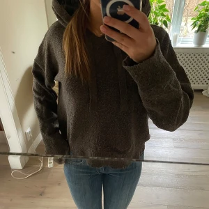 Grå/brun hoodie från JDY - Mysig brun hoodie från JDY med en avslappnad passform. Tröjan har en huva med dragsko och långa ärmar. Perfekt för kyliga dagar när du vill ha något bekvämt och stilrent. STORLEK - XL PRIS går att diskuteras! Skriv om du har frågor 🫶🤍