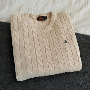 Morris Kabelstickad Tröja - Säljer denna fina kabelstickade Morris tröja i storlek M. Tröjan är i mycket bra skick, inga defekter!                                                                  Priset är diskuterbart!!