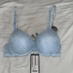 Super push up bra från New Yorker  - Bhn är Ice water färgade. Den är helt oanvänd och lappen sitter kvar. 