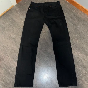 Levi’s Jeans - Svarta Levi’s 501 Jeans i storlek 32/34 Bara använda 1 gång vid köp och sen dess nästan orörda