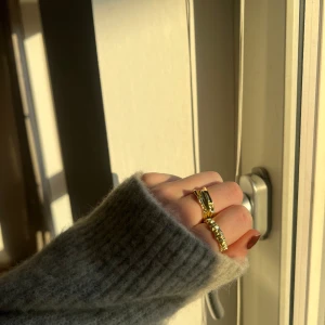 ringar - Säljer dessa fina ringar!! Båda för 50kr!!✨✨☀️