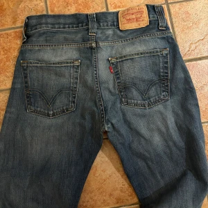 Blå jeans från Levi's - Säljer ett par sjukt snygga retro Levis jeans i rak modell. Modell på kranen är 506 och är i storlek W31, L34. Inga hål eller andra defekter. Skriv privat för fler frågor eller funderingar!