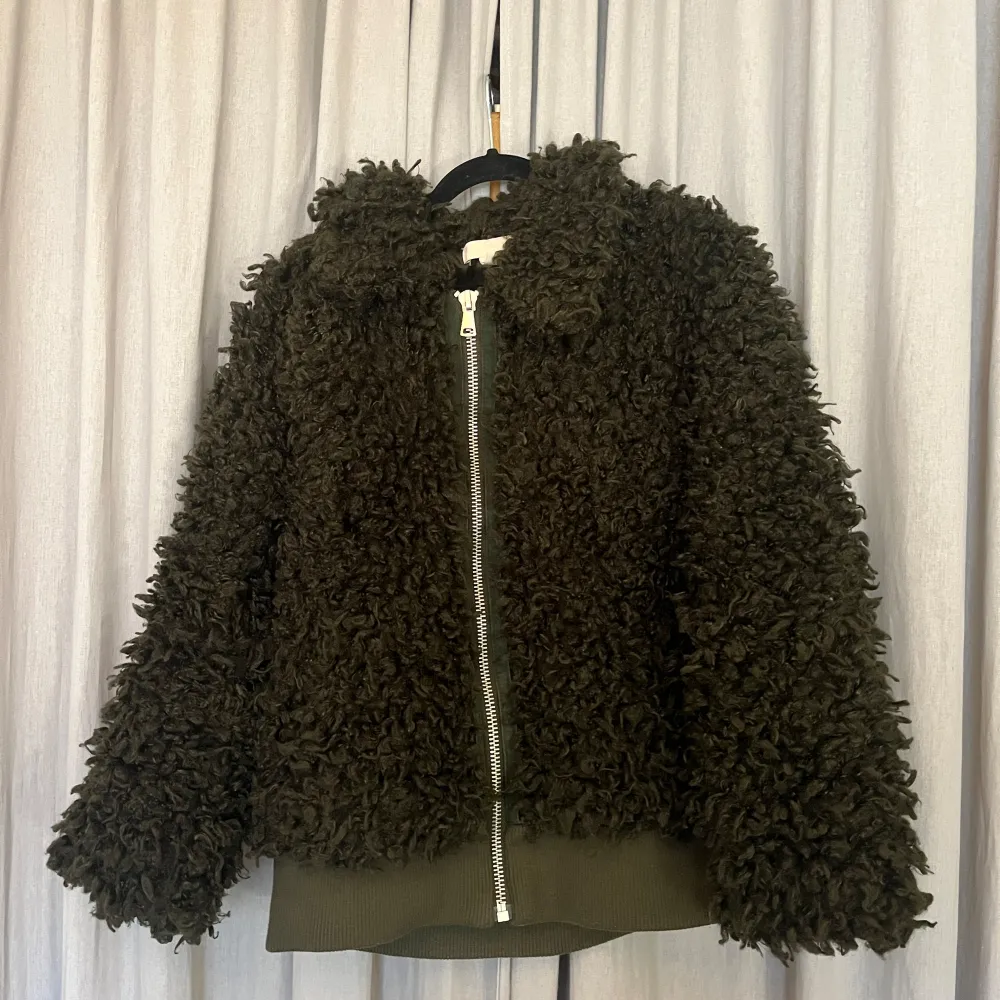 Grön teddy / lurvig / päls jacka från H&M. Storlek 34/xs men tycker att den sitter mer som en s/m som man kan se på bilderna. Jag har vanligtvis s eller m för jämförelse💕. Takit.