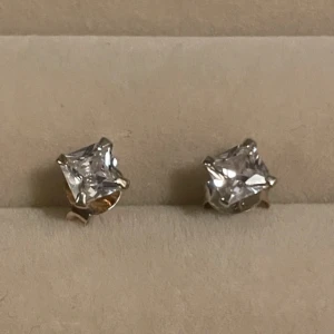 Sterling Silver Örhängen - Square Cubic Zirconia i sterling silver 925. Aldrig använd, kom med totalt 4 örhängen för 149 kr men jag säljer 2. Storleken är 4mm :)