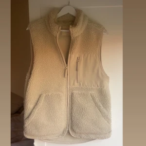 Beige Teddy väst - Super söt Teddy vest använd några några gånger men kommer inte till användning längre💗