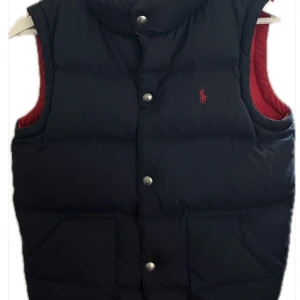 Ralph lauren väst - En snygg Ralph lauren väst i storlek 152. Skick 8/10. Nästan som ny. Perfekt nu till våren! Skriv vid minsta lilla fundering! Ni kan gärna fråga om bättre bilder!