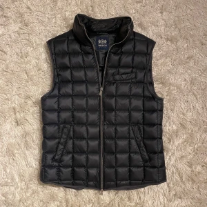 Väst från Boggio Milano - Tjena, nu säljer jag en otroligt snygg väst ifrån märket Boggio Milano. Västen är i ett riktigt bra skick! Nypris ligger runt 3000kr så det är ett toppen pris! Om du har några frågor eller funderingar är det bara att höra av sig! :)