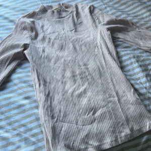 Ljusrosa tröja - En jättefin ljusrosa tröjan som är ribbad och lite hög i kragen. Den är använd ca 3 gånger och är i storlek 158/164🫶🏻