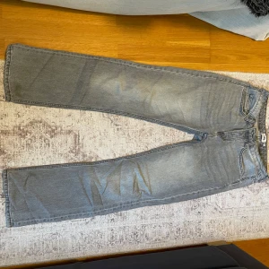 Grå jeansbyxor - Grå jeans i modellen icon från lager 157. Fråga gärna om mått önskas.