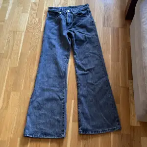 The basket case gallery LAX flare denim (fader wash) strlk 28. Ett par loose straightfit jeans med en tydlig flare efter knät 