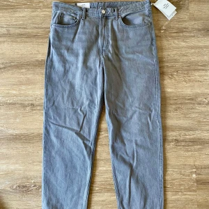 H&M Jeans oanvända. W36 L32 - Säljer jeans som jag aldrig använt. Tappade bort kvittot så säljer de här. Köpt på H&M  Storlek: W36 L32 Loose Fit