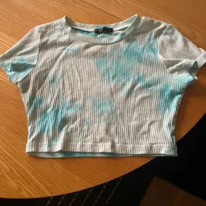 Färgglada ribbade croppade toppar - Säljer tre coola ribbade croppade toppar i olika färger. Den första är vit med blå detaljer, den andra är orange med vita detaljer och den tredje är blå och grön. Perfekta för en avslappnad stil!