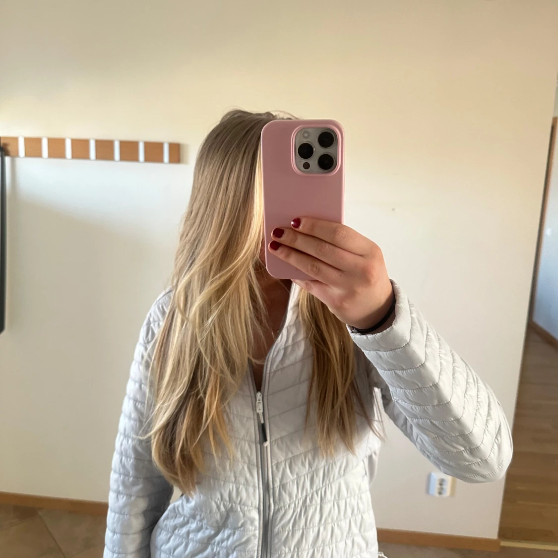 Vit quiltad jacka med dragkedja