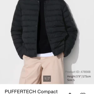 Svart uniqlo jacka  - Svart jacka från uniqlo i storlek s perfekt till våren. Väldigt tunn och är nästan som ny. Inga defekter elelr något. Hör gärna av er om ni har några frågor❤️nypris 749