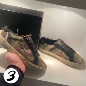 Saint Laurent  - Tja! Säljer dessa tvär feta saint Laurent. Dem är i helt okej skick defekterna på bilderna 3 och 4. 💯 Nypris: 7000❌ Vårt pris: 1799✅ Inget ingår och inga originalsulor ingår tyvärr. Storlek 39 men sitter mer som 40-41. Hör av er vid frågor eller intresse!💯/3Wardrobe📍📌