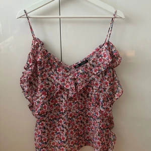 Blommig topp från Zara - Aldrig använd💕 skriv privat för mer bilder