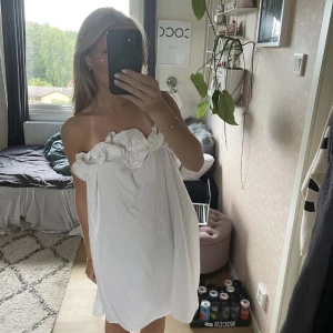 Hm klänning  - Jättefin klänning från hm med volang 🙌🏼💕