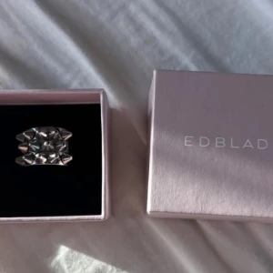 Edblad nit ring silver - Säljer denna populära nit ring från Edblad i silver i storlek 18,5