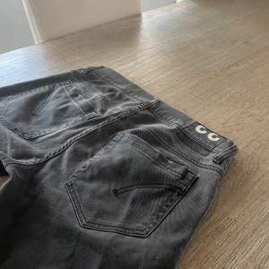 Dondup jeans - Dondup jeans [] Skick 9/10 [] Storlek 33 men passar 31-32 [] Pris 499kr Fraktar via Postnord på köparens beskostnad[] Hör av dig vid minsta fråga eller fundering!