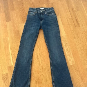 Mörkblåa lågmidjade jeans - Ett par mörkblåa lågmidjade jeans ifrån Gina Tricot. Endast använda en gång så i nytt skick!