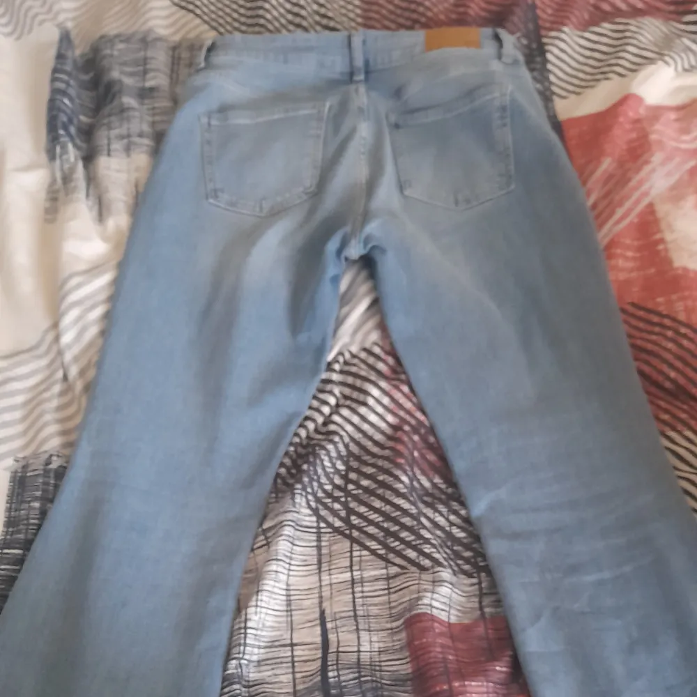 Snygga ljusblå jeans med bootcut-stil. De har en klassisk femficksdesign och en knappgylf. Perfekta för en avslappnad look. De är från lager 157. Har bara använt det 2 gånger eftersom jag har blivit smalare och dem är inte perfekta för mig nån längre . Farkut & Housut.
