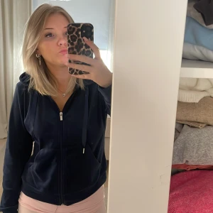 Mörkblå hoodie från Gina Tricot - Säljer en snygg mörkblå hoodie från Gina Tricot. Inge täcken på användning ❤️