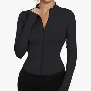 Träningströja - Skitsnygg tröja/kofta som formar kroppen då den inte är helt rak nertill. Säljer min för att jag vill köpa en större storlek. Väldigt tight så skulle säga att den passar bäst på någon som har XS. Har en likadan i vit som jag kan sälja vid köp av båda