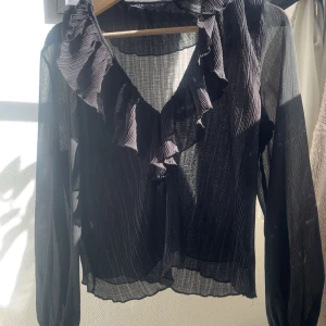 Volang blus Zara  - Säljer nu min svarta blus från Zara för den ej kommer till användning perfekt fest blus men även att ha i skolan! Använd ett få tal gånger. Kom privat för mer bilder❣️