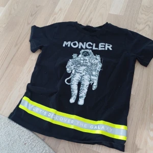Exklusiv moncler t-shirt 152 cm Köpt på Moncler i Berlin - Exklusive moncler t shirt köpt på moncler i Berlin aldrig använd perfekt för en skön outfit eller om du vill samla på dig nåt lite Exklusivare