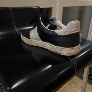Valentino Flycrews - Säljer nu mina Valentino Flycrews i storlek 44. Skorna är i okej skick, några taggar borta och sulan är lite sliten men känns som nytt. Tveka inte och skriva t mig vid frågor!