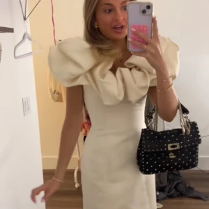  Hilma Stille klänning  -  Hilma Stille (liknande?) klänning. Elegant vit klänning med en volangdetalj vid axlarna. Perfekt för speciella tillfällen där du vill sticka ut. Klänningen har lite stretch men är annars liten i storlek. Jag har aldrig använt den, men den köptes på Vinted🌸Köp inte via köp direkt tack, skriv gärna privat till mig först🌸🫶🏻