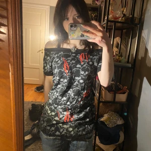 Off shoulder tröja❤️ - Super snygg t-shirt med coola döskallar och röda rivmärken på sig❤️den är bra kvalité och super fin❤️skriv gärna om du har några frågor😚