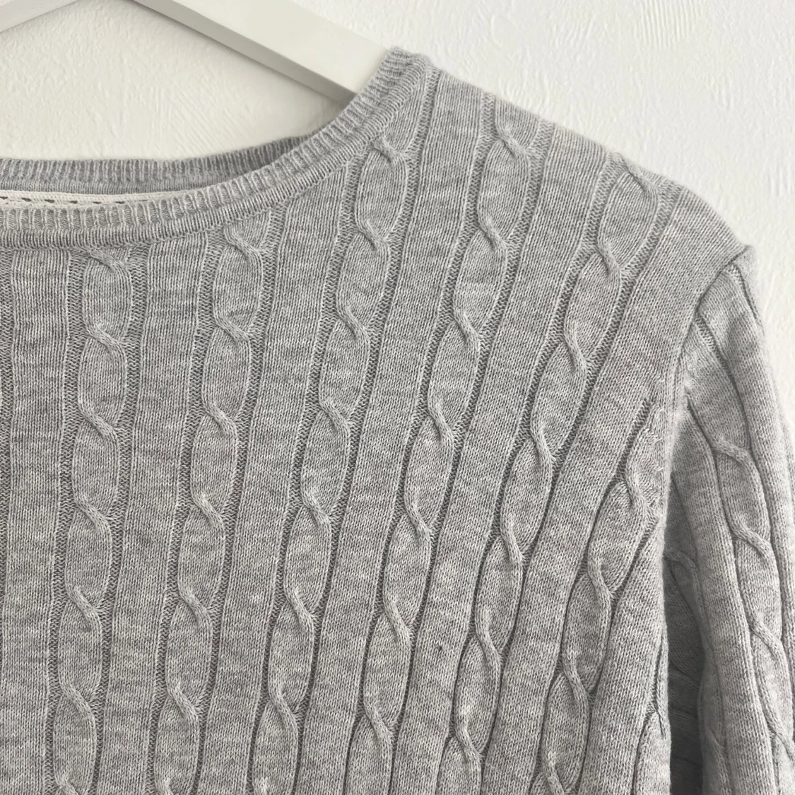 Grå kabelstickad tröja - 1