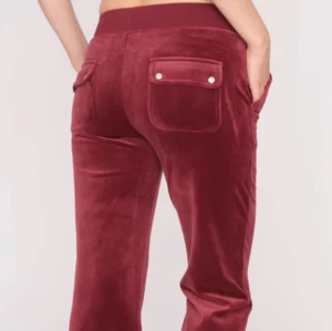 Juicy Couture set  - Juicy set i vin rött. Väldigt bra skick då jag bara haft det i ett år men knappt använt det. Kan finnas defekter så skriv om du vill ha bild på de. Pris kan diskuteras 