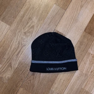 Mössa  - Svart mössa one size 400kr