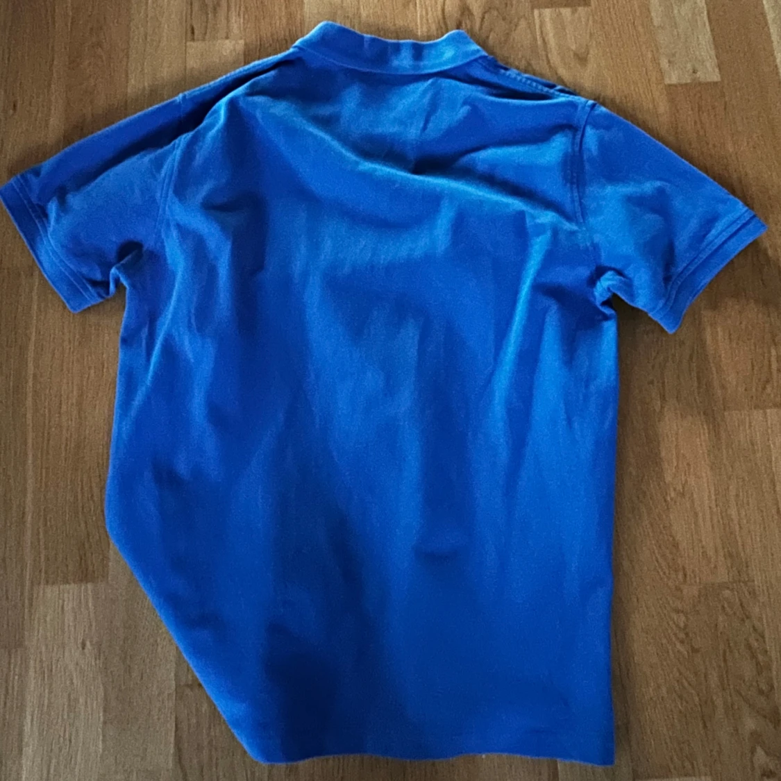 Blå pikétröja med broderad logga - 1