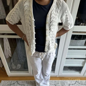 Kortärmad stickad kofta  - Superfin stickad koftan som är kortärmad. Skriv vid fler frågor💕