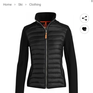 Svart fleecejacka från Parajumpers - Säljer en svart fleecejacka från Parajumpers med dragkedja och quiltad design. Jackan har långa ärmar och en stilren look, perfekt för kyligare dagar. Den är både funktionell och snygg med orange detaljer på insidan.