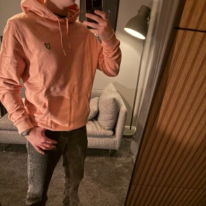 Rosa hoodie från Lyle & Scott - Säljer en snygg rosa tröja från Lyle & Scott i storlek small, och den är i ny skick. Den är aldrig använd, endast testad. Köpt för 899kr, säljer för endast 400kr. Bara att du hör av dig om du har några funderingar 🙌🏼 Pris kan diskuteras vid snabb och smidig affär.  