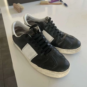 Valentino flycrew - Skorna köpes i befintligt skick, väl andvända men utseendemässigt fräscha för priset. Box medföljer ej, skriv för mer info/bilder, mvh Elliot 😁