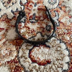 Valentino Armband  - Hej! Säljer nu mitt armband från märket Valentino , , bra skick. Givetvis äkta, Tveka inte på att höra av dig om du har frågor eller funderingar kring armbandet!