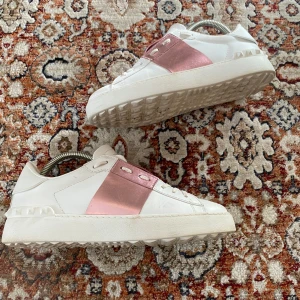 Valentino Skor - Hej! Säljer nu mina skor från märket Valentino , storlek 39.5, bra skick. Givetvis äkta, Tveka inte på att höra av dig om du har frågor eller funderingar kring skorna!