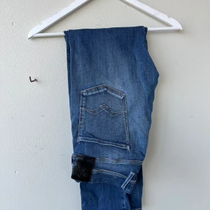 Replay Ambass W34 - Snygga blå jeans från Replay Anbass med grym passform.  Klassisk design med dragkedja och knapp. Perfekta för en stilren look 🌟🍾!