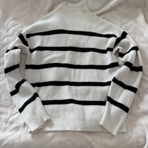 Randig stickad tröja - Supermysig tröja med hög krage