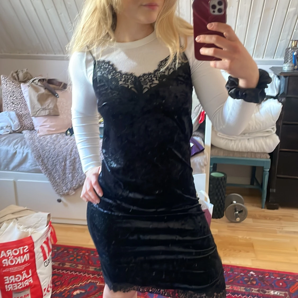 Svart sammet klänning med spetsdetaljer - 1