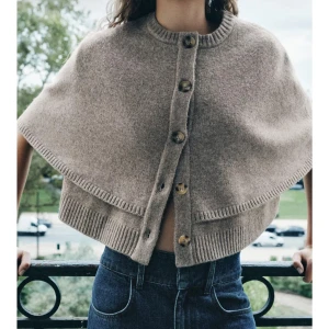Beige stickad cape från Zara - Säljer den här super fina koftan som också funkar som jacka eftersom den tyvärr inte kommer till användning för mig, helt oanvänd men ingen prislapp kvar! Original pris 550 kr❤️❤️