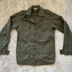 VTG FRENCH ARMY OLIVE GREEN JACKET - Vintage fransk armé-jacka från 80-90-talet. Perfekt skick och perfekt till våren. S/M, kort passform.