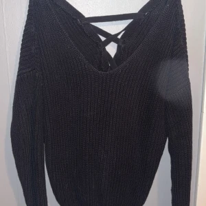 Stickad tröja - Snygg stickad tröja från nelly. Vet inte när den är köpt och vet därför inte hur mycket den är köpt för. Den är flätad i ryggen vilket skapar en elegant look. Använd fåtal gånger. Den är i storlek XS men skulle passa S och möjligtvis M också 