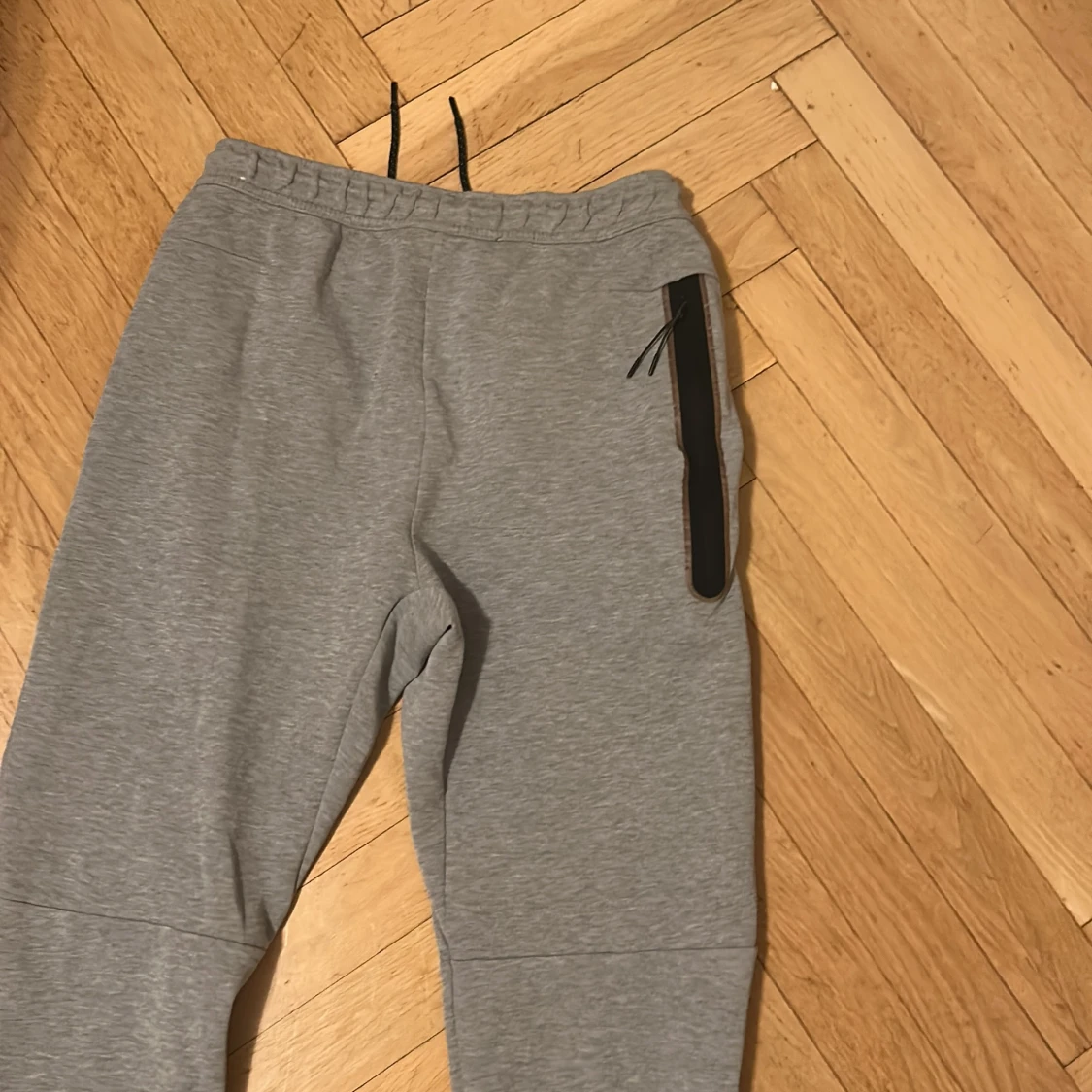 Grå mjukisbyxor från Nike - 2