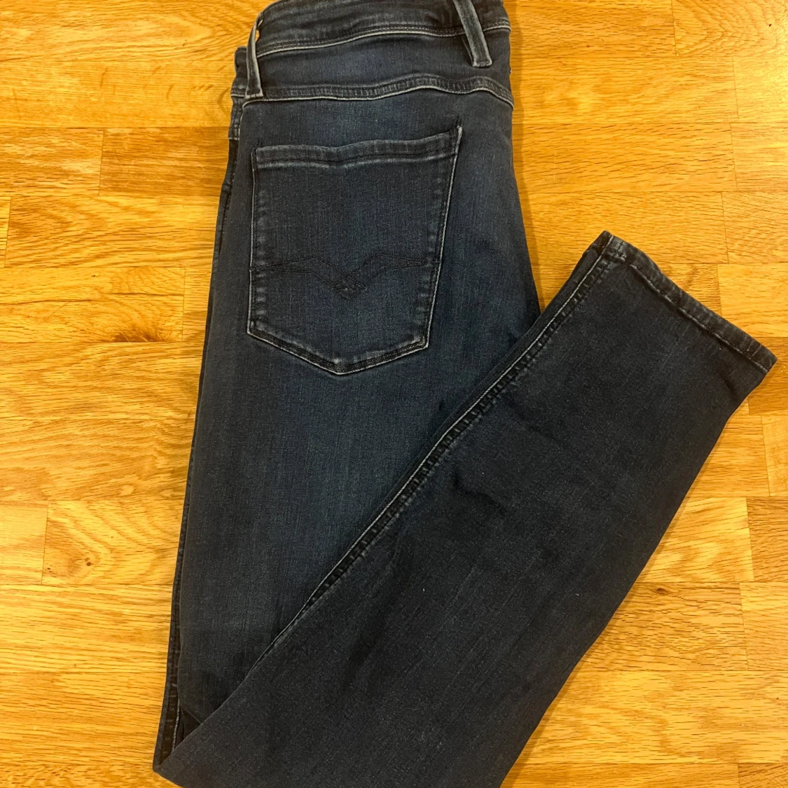 Mörkblå jeans från Replay